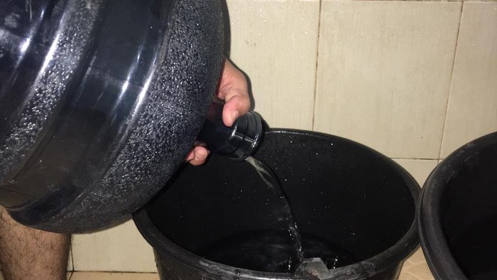 Warga Jalan STM Medan terpaksa mandi pakai air galon karena air PDAM Tirtanadi tidak mengalir. (Foto: Istimewa)