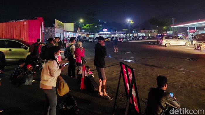 Warga Kota Cimahi Tunggu Bus di Rest Area KM 125 Tol Purbaleuny