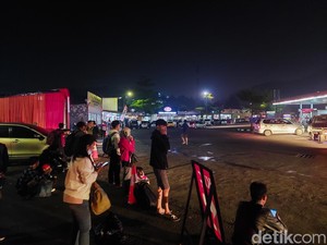 Besok Masuk Kerja, Dini Harus Rela Rebutan Bus ke Jakarta