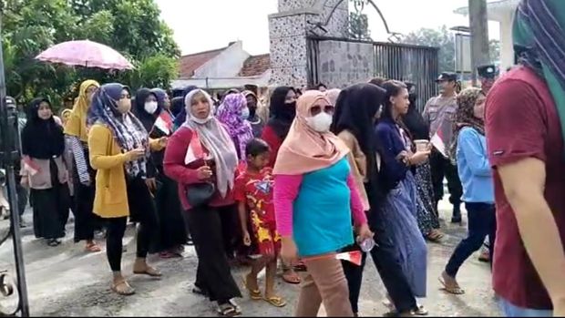 warga lamongan demo minta 8 warga dibebaskan
