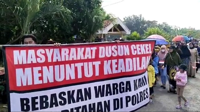 warga lamongan demo minta 8 warga dibebaskan