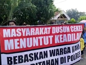 Emak-emak di Lamongan Protes ke Polisi, Minta 8 Anaknya Dibebaskan