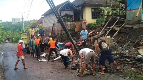 Warga membersihkan material dapur dan kamar mandi yang jebol akibat hujan lebat di Banjar Dinas Tegalinggah, Desa Tegalinggah, Kecamatan/Kabupaten Karangasem, Bali, Senin (1/5/2023). (Foto: Istimewa)