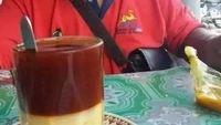 Hampir mirip dengan Yin Yang kepercayaan Chinese, warung kopinya hadirkan komposisi yang seimbang. Antara kental manis dan kopinya memiliki perbandingan yang presisi. Foto: Twitter/nocontextwarung