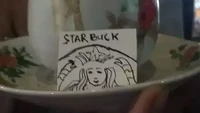 Tak ingin kalah dengan kafe yang memiliki logo pada gelasnya, warung kopinya ini punya cara yang unik. Pemiliknya menggambar sendiri logonya secara manual pada secarik kertas. Foto: Twitter/nocontextwarung
