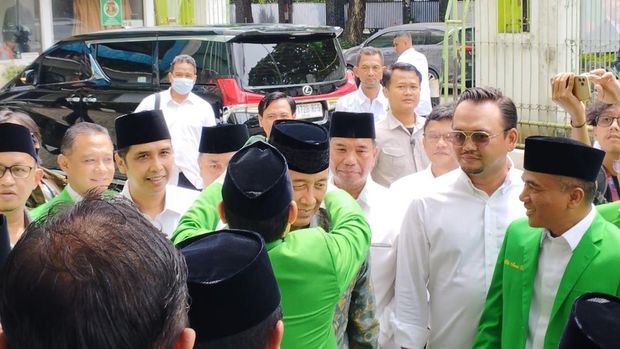 Wiranto dikalungi sorban hijau oleh Mardiono