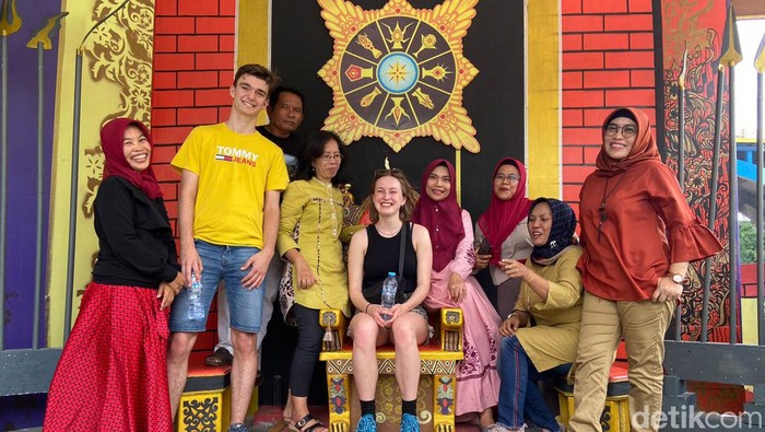 Wisatawan mancanegara di Kampung Warna-warni Malang