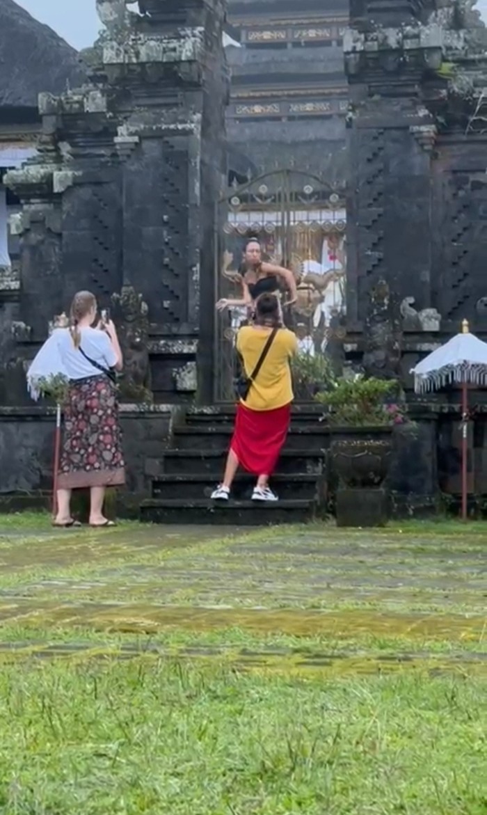 WNA menari dan berpose dengan pakaian tak pantas di halaman Pura Pengubengan Besakih, Karangasem, Bali, Minggu (30/4/2023).