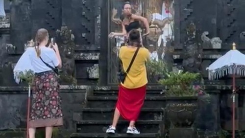 WNA menari dan berpose dengan pakaian tak pantas di halaman Pura Pengubengan Besakih, Karangasem, Bali, Minggu (30/4/2023).