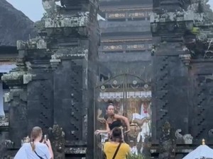 Bule Rusia Tak Sopan di Pura Berujung Ditangkap Petugas Imigrasi