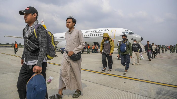 WNI yang Dievakuasi dari Sudan Tiba di Jakarta Warga Negara Indonesia (WNI) yang dievakuasi dari Sudan menaiki bus Transjakarta untuk menuju ke Asrama Haji di Lanud Halim Perdanakusuma, Jakarta, Senin (1/5/2023). Pemerintah Indonesia berhasil mengevakuasi 75 WNI dari Sudan yang sedang dilanda krisis keamanan akibat konflik bersenjata dan total WNI yang berhasil dievakuasi sebanyak 823 orang yang terdiri dari 555 laki-laki dan 268 perempuan. ANTARA FOTO/Galih Pradipta/pras.