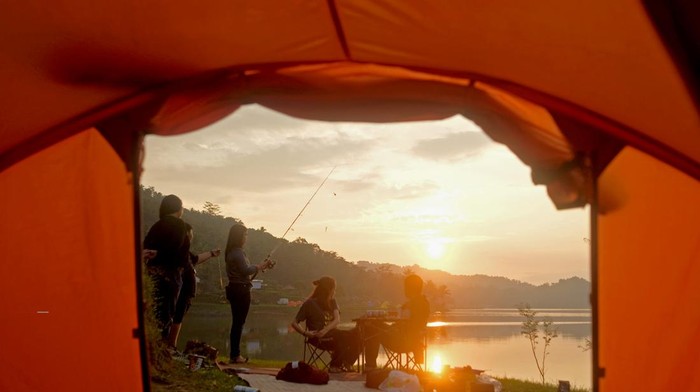 Pengunjung berwisata di Waduk Sermo, Kulon Progo, D.I Yogyakarta, Senin (1/5/2023). Waduk yang dibangun tahun 1994 tersebut merupakan salah satu destinasi wisata camping andalan di D.I Yogyakarta. ANTARA FOTO/Andreas Fitri Atmoko/foc.
