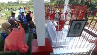 Sejumlah mahasiswa memanjatkan doa di makam pejuang buruh Marsinah Desa Nglundo, Nganjuk, Jawa Timur, Senin (1/5/2023). Makam pejuang buruh Marsinah setiap tanggal 1 Mei selalu ramai diziarahi mahasiswa dan buruh dari sejumlah daerah guna memperingati Hari Buruh Internasional. ANTARA FOTO/Prasetia Fauzani.