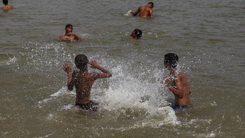 Departemen Meteorologi India memperkirakan suhu di atas rata-rata dan gelombang panas hingga akhir Mei. Beberapa negara bagian di India telah memulai upaya mitigasi, antara lain menutup sekolah pada pukul 13.00, mengoperasikan kantor pemerintah antara pukul 07.00 hingga 13.00, dan mengeluarkan imbauan bagi orang tua dan anak-anak untuk tetap berada di dalam rumah antara pukul 11.00 hingga 15.00. Foto: SOPA Images/LightRocket via Gett/SOPA Images