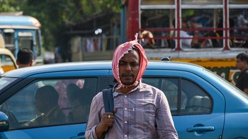 Sebanyak 13 orang meninggal dan lebih dari 50 lainnya dibawa ke rumah sakit akibat heat stroke atau serangan panas di negara bagian Maharashtra barat. Foto: SOPA Images/LightRocket via Gett/SOPA Images