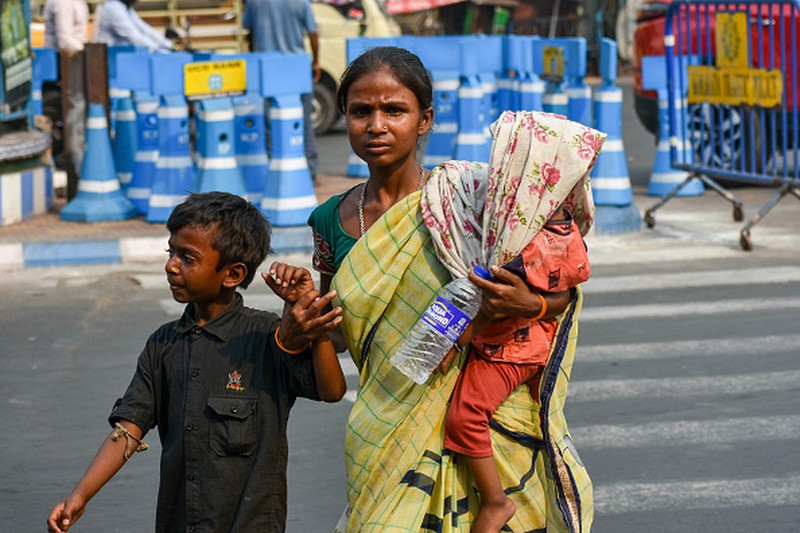 A taxi driver is seen drinking water from a bottle during afternoon heat in Kolkata , India , on 18 April 2023 . Temperature sore well above 40 Celsius as IMD has announces that heat wave will continue till the end of late on the second week of April as India experiences its highest temperature of April in nearly a decade according to report. (Photo by Debarchan Chatterjee/NurPhoto via Getty Images)