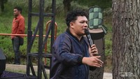 Jun Munte saat menyanyi di Toba Caldera Resort.