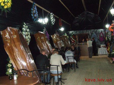 5 Restoran Konsep Ekstrem, Pengunjung Telanjang hingga Dilayani Monyet