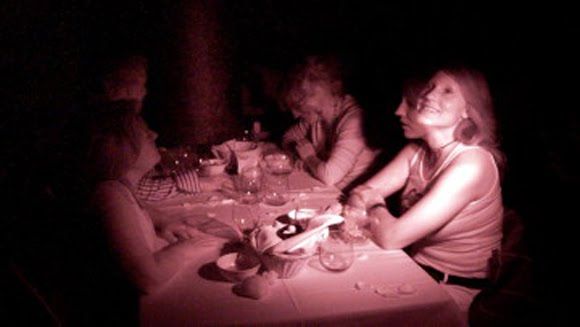 5 Restoran Konsep Ekstrem, Pengunjung Telanjang hingga Dilayani Monyet