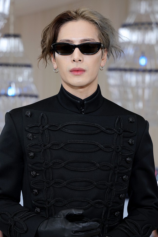 Pelantun Hard Carry itu memutihkan rambutnya dengan warna abu untuk mencerminkan Karl Lagerfeld. Foto: Getty Images