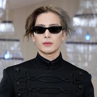 Pelantun Hard Carry itu memutihkan rambutnya dengan warna abu untuk mencerminkan Karl Lagerfeld. Foto: Getty Images