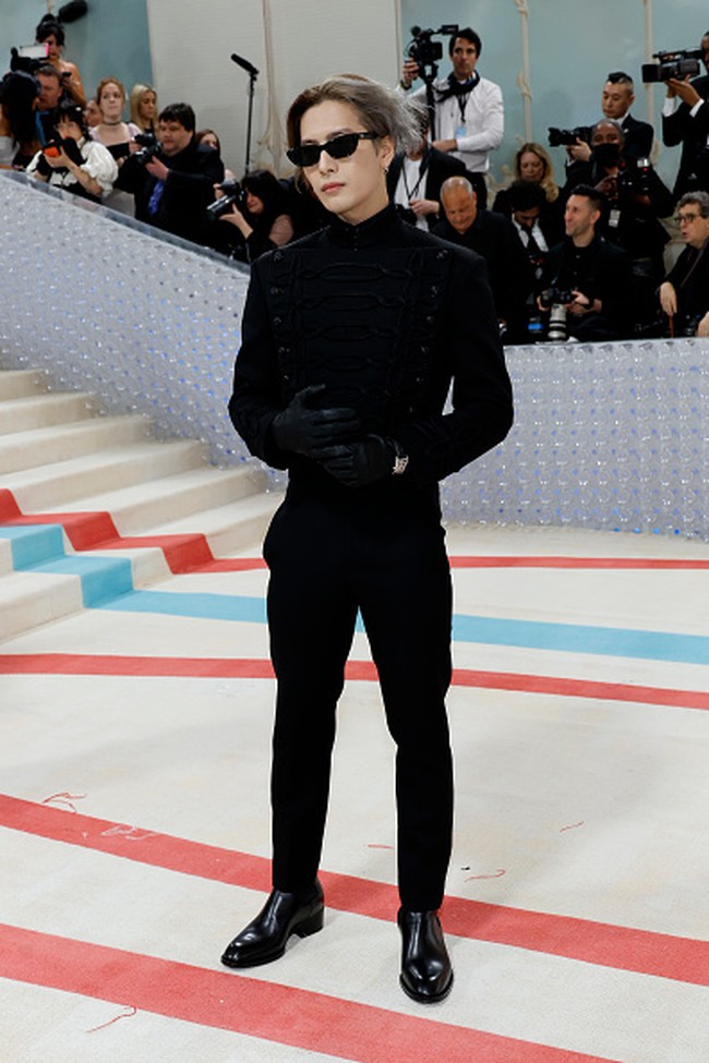 Personel grup KPop GOT7, Jackson Wang menghadiri MET Gala pertamanya. Sesuai dengan tema, untuk mengenang Karl Lagerfeld, Jackson menirukan gaya desainer kenamaan itu. Foto: Getty Images