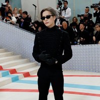 Personel grup KPop GOT7, Jackson Wang menghadiri MET Gala pertamanya. Sesuai dengan tema, untuk mengenang Karl Lagerfeld, Jackson menirukan gaya desainer kenamaan itu. Foto: Getty Images