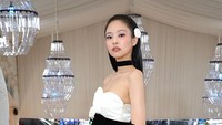 Ia mengenakan gaun Chanel vintage 90-an. Foto: Getty Images