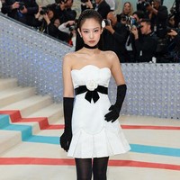 Jennie BLACKPINK tak kalah memukau dengan gaya klasiknya. Dia memakai gaun yang dirancang ulang seperti desain Karl Lagerfeld untuk koleksi Chanel Fall/Winter 1990. Foto: Getty Images