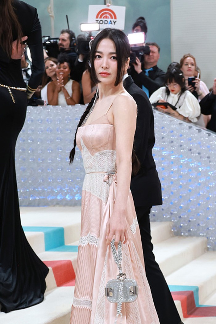 Adu Gaya Song Hye Kyo, Jennie BLACKPINK, dan Jackson Wang di MET Gala