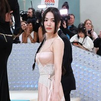Song Hye Kyo memukau penggemar dengan penampilannya di MET Gala 2023 yang digelar di New York pada Senin (1/5/2023) waktu setempat. Foto: Getty Images