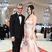 Saat tiba di red carpet, Song Hye Kyo terlihat menawan dengan pulasan makeup bernuansa coral seperti gaun rancangan Kim Jones yang dikenakannya. Bintang drama Korea The Glory itu didampingi oleh CEO Fendi, Serge Brunschwig. Foto: Getty Images