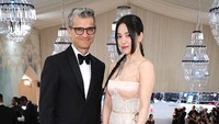 Song Hye Kyo mengepang rambutnya dan tampak cantik tersenyum ke kamera. Foto: Getty Images