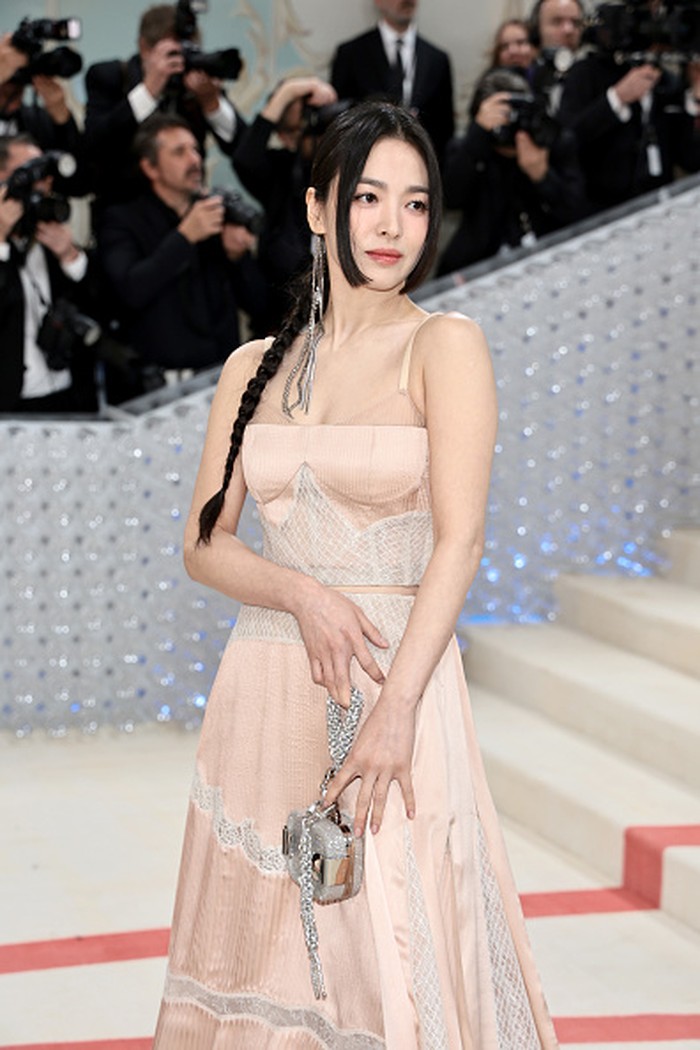 Adu Gaya Song Hye Kyo, Jennie BLACKPINK, dan Jackson Wang di MET Gala