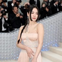 Gelaran MET Gala tahun ini mengambil tema penghormatan untuk legenda fashion, Karl Lagerfeld. Song Hye Kyo tampil mengenakan gaun rose gold satin beraksen renda keluaran Fendi. Seperti diketahui, Karl Lagerfeld pernah menjabat sebagai direktur artistik brand asal Italia tersebut. Foto: Getty Images