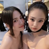 Jennie BLACKPINK menjadi perbincangan saat menghadiri MET Gala pertamanya di New York pada Senin (15/2023) waktu setempat. Global ambassador Chanel itu mengejutkan penggemar dengan fotonya bersama Song Hye Kyo. Foto: dok. Instagram @jinyoungzooo