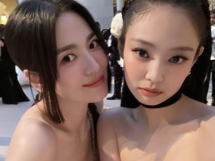 Duet Maut! Pesona Song Hye Kyo dan Jennie BLACKPINK di Met Gala 2023