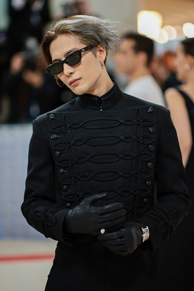 Jackson Wang tampil dalam balutan tuxedo khas Jerman keluaran Louis Vuitton. Dia menambahkan aksesori tambahan yang mencerminkan gaya Karl Lagerfeld, sarung tangan dan kacamata hitam. Foto: Getty Images