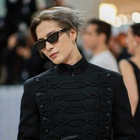 Jackson Wang tampil dalam balutan tuxedo khas Jerman keluaran Louis Vuitton. Dia menambahkan aksesori tambahan yang mencerminkan gaya Karl Lagerfeld, sarung tangan dan kacamata hitam. Foto: Getty Images