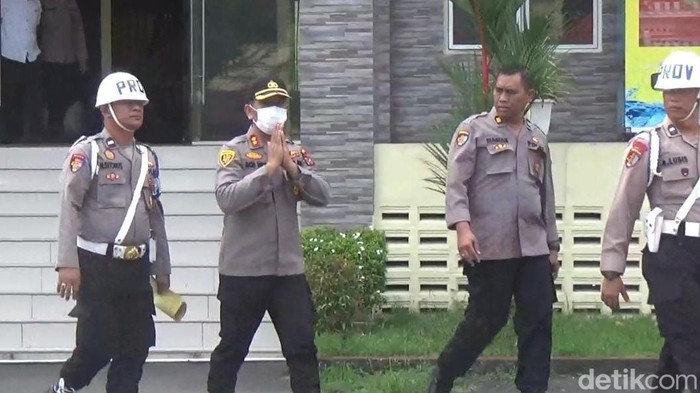 AKBP Achiruddin saat akan menjalani sidang kode etik. (Foto: Finta Rahyuni/detikSumut)