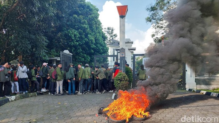 Aksi Bakar Ban di Depan Kantor Wali Kota Cimahi Saat Aksi Unjuk Rasa Mahasiswa, Selasa (2/5/2023).