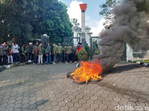 Aksi Mahasiswa Bakar Ban Tuntut Perbaikan Pendidikan di Cimahi