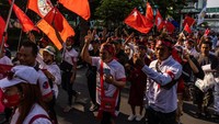 Pekerja migran Myanmar berbaris melalui pusat Bangkok untuk memperingati Hari Buruh di Bangkok, Thailand, Senin (1/5/2023). Serikat Buruh Migran Myanmar berbaris bersama dengan kelompok buruh Thailand melalui pusat Bangkok pada Hari Buruh untuk mendukung hak-hak pekerja dan memberikan perhatian pada konflik yang sedang berlangsung di Myanmar. (Lauren DeCicca/Getty Images)