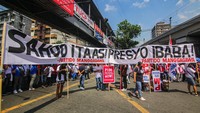Lebih dari 10.000 pekerja dari berbagai pusat serikat pekerja Filipina, federasi buruh, dan organisasi pekerja berbaris dari Espaa ke Mendiola, berhenti di depan Kedutaan Besar AS di Manila, di bawah bendera All Philippine Serikat Pekerja (APTU) untuk memperingati Hari Buruh Internasional, Senin (1/5/2023). Pekerja menginginkan kenaikan gaji, pekerjaan baru, permanen, dan terhormat untuk mengakhiri ENDO, pekerjaan yang tidak stabil, dan penghormatan penuh terhadap hak-hak pekerja. (Jose Santos/NurPhoto via Getty Images)