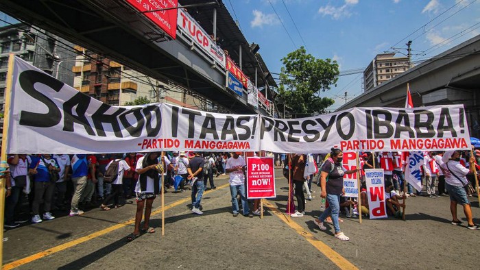 Aksi Hari Buruh Internasional di Berbagai Negara Lebih dari 10.000 pekerja dari berbagai pusat serikat pekerja Filipina, federasi buruh, dan organisasi pekerja berbaris dari Espaa ke Mendiola, berhenti di depan Kedutaan Besar AS di Manila, di bawah bendera All Philippine Serikat Pekerja (APTU) untuk memperingati Hari Buruh Internasional, Senin (1/5/2023). Pekerja menginginkan kenaikan gaji, pekerjaan baru, permanen, dan terhormat untuk mengakhiri 'ENDO', pekerjaan yang tidak stabil, dan penghormatan penuh terhadap hak-hak pekerja. (Jose Santos/NurPhoto via Getty Images)