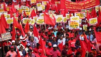 Pendukung JVP Sri Lanka, juga dikenal sebagai Front Pembebasan Rakyat, mengibarkan bendera saat mereka berpartisipasi dalam demonstrasi Hari Buruh Internasional atau Hari Buruh di Kolombo, Sri Lanka, Senin (1/5/2023). (Pradeep Dambarage/NurPhoto via Gambar Getty)  