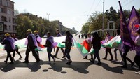 Konfederasi Serikat Buruh Independen di Bulgaria (CITUB) menandai Hari Buruh Internasional pada 1 Mei dengan memblokade persimpangan utama Eagles Bridge di Sofia, Bulgaria, Senin (1/5/2023). (Hristo Vladev/NurPhoto via Getty Images)