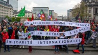 Demonstran berkumpul di Place Poelaert, di depan Istana Keadilan, menjelang demonstrasi may day di Brussels, Belgia, Senin (1/5/2023). Hari Buruh Internasional, juga dikenal sebagai Hari Buruh di beberapa negara, adalah perayaan buruh dan kelas pekerja yang terjadi setiap tahun pada May Day. (Laia Ros/Getty Images)