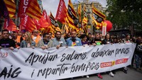 Ribuan orang yang dipanggil oleh UGT dan CCOO berdemonstrasi di pusat kota dengan moto Naikkan upah, turunkan harga, selama Hari Buruh Internasional atau May Day, di Barcelona, Spanyol, Senin (1/5/2023). Selama ini hari gerakan buruh dunia diperingati dan protes sosial dilakukan untuk mendukung kelas pekerja. (Marc Asensio/NurPhoto via Getty Images)