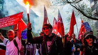 Ribuan orang turun ke jalanan Amsterdam untuk menuntut kondisi kerja yang adil pada hari Buruh Internasional di Belanda, Senin (1/5/2023). (Romy Arroyo Fernandez/NurPhoto via Getty Images)